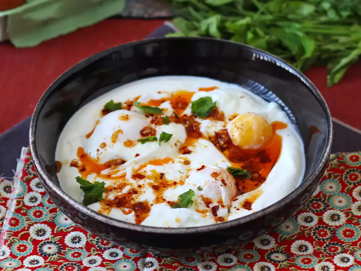 Recept Jajca po turško na jogurtovi osnovi z začinjenim oljem - çilbir