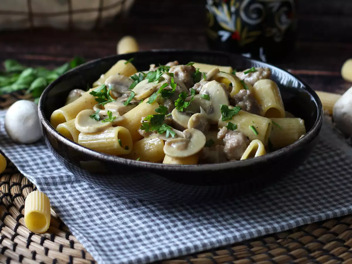 Recept Kremne testenine z gobami in klobaso