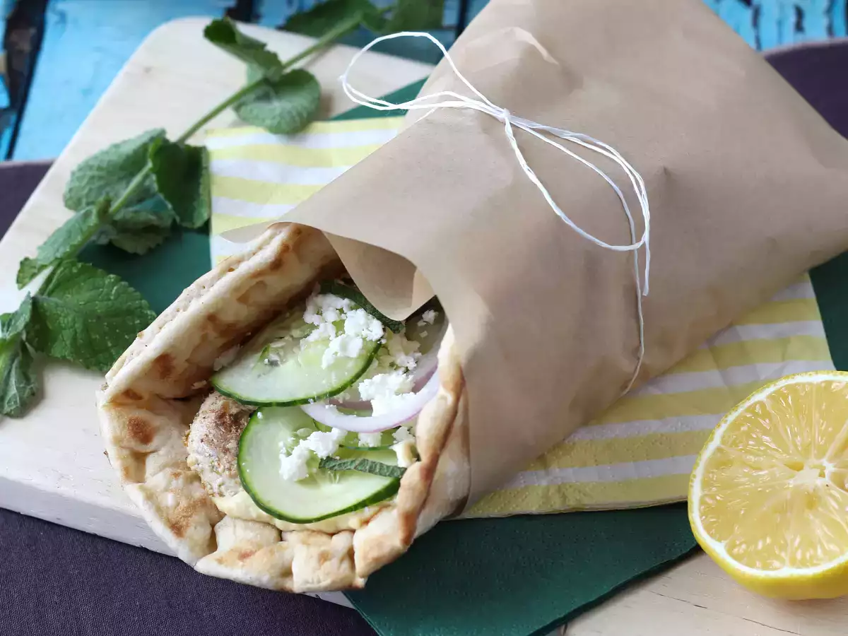 Recept Piščančji gyros, grški sendvič, ki vam bo všeč!