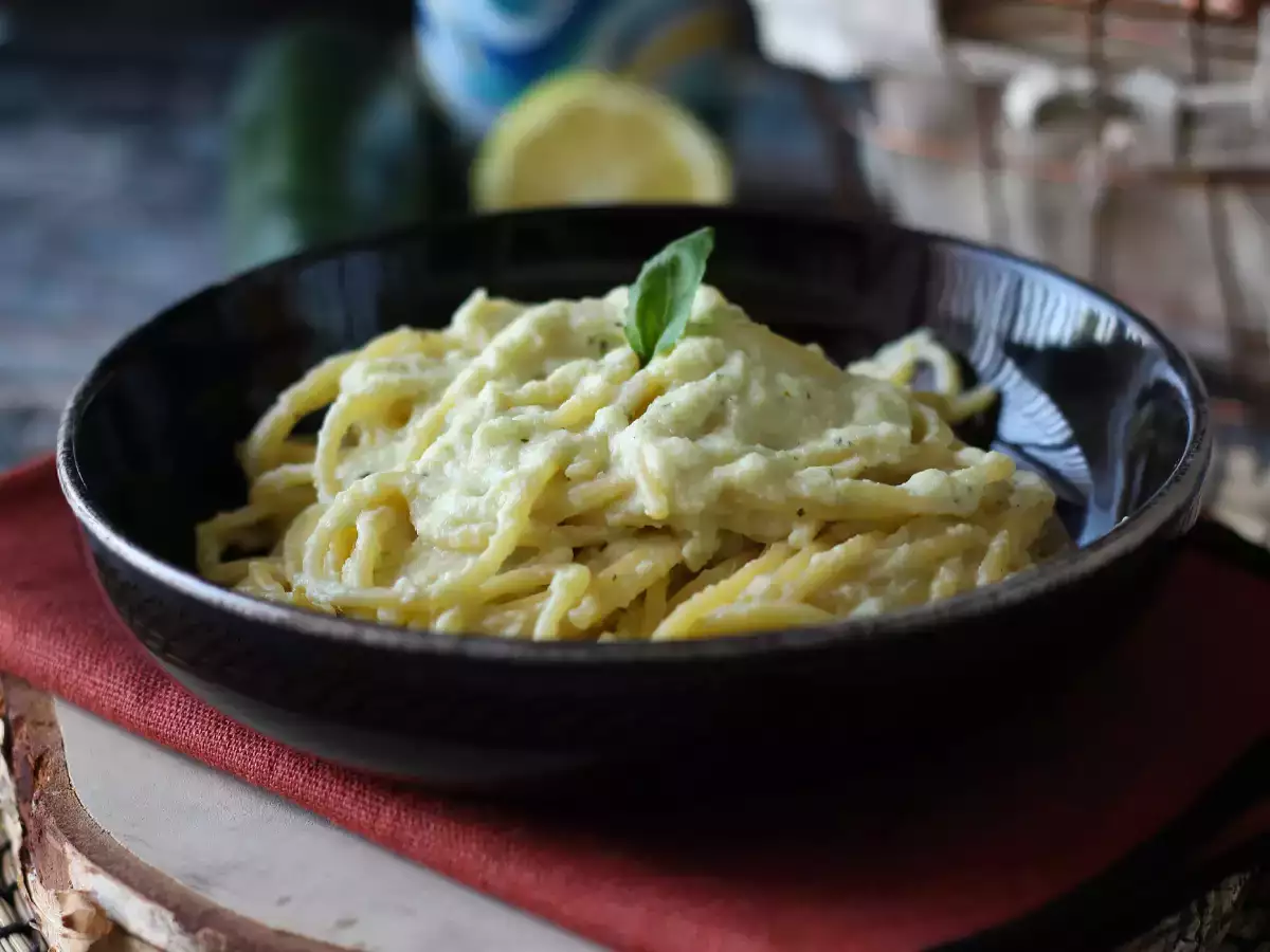 Recept Kremne testenine z bučkami in grškim jogurtom