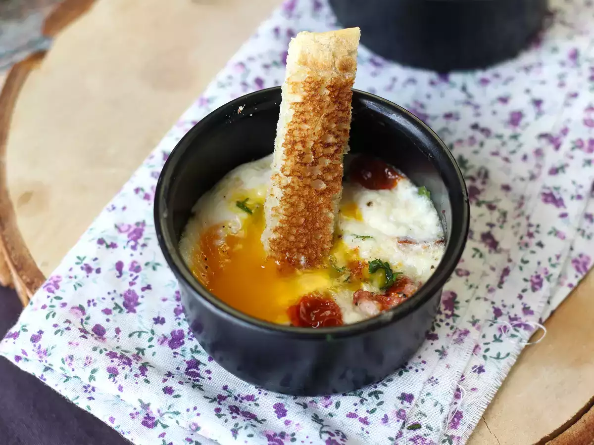 Recept Jajca v posodicah s kozjim sirom in sušenim paradižnikom v cvrtniku na vroč zrak