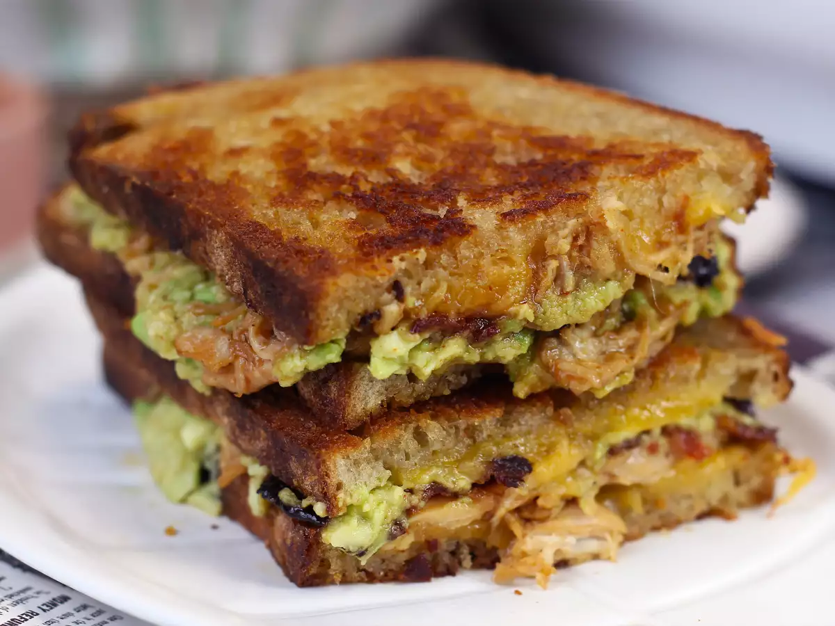 Recept Maxi sendvič s sirom na žaru po ameriško: piščanec, avokado, slanina