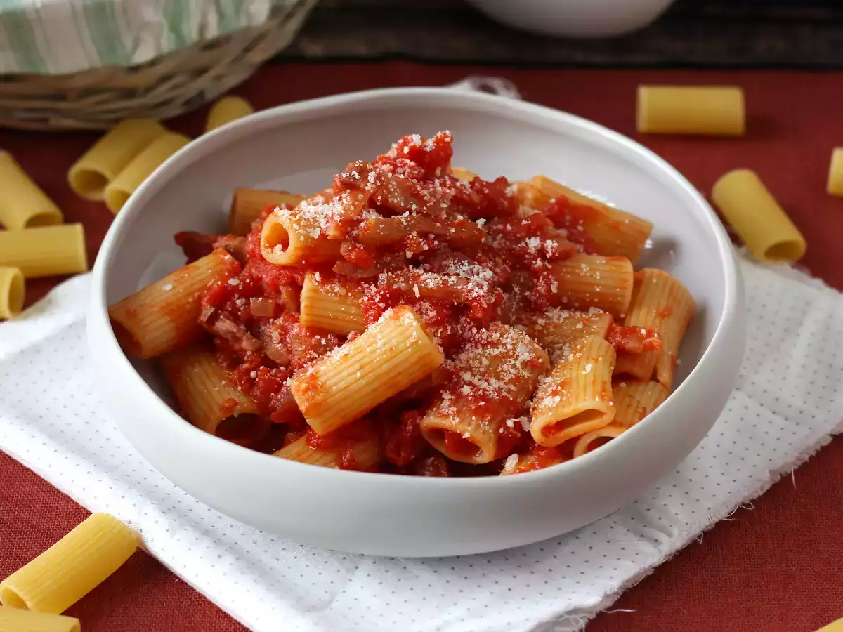 Recept Pasta all'amatriciana, tradicionalni recept, razložen korak za korakom