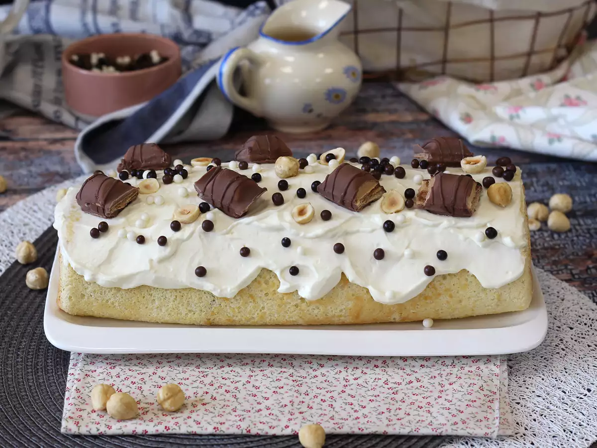 Recept Enostaven zvitek z okusom kinder bueno, kot nalašč za rojstnodnevno torto ali božični dnevnik!