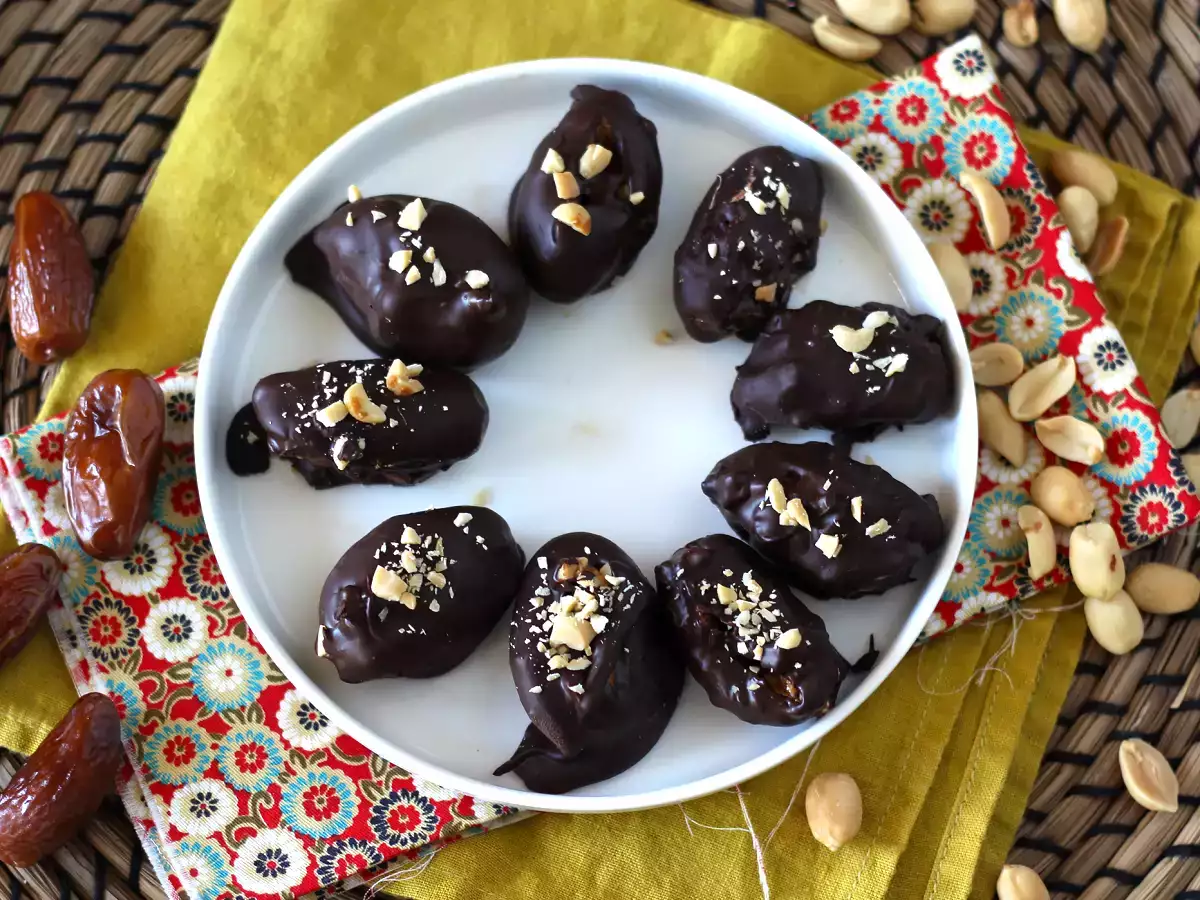 Recept Domači snickers: datlji, arašidi in čokolada - zdrav prigrizek brez dodanega sladkorja