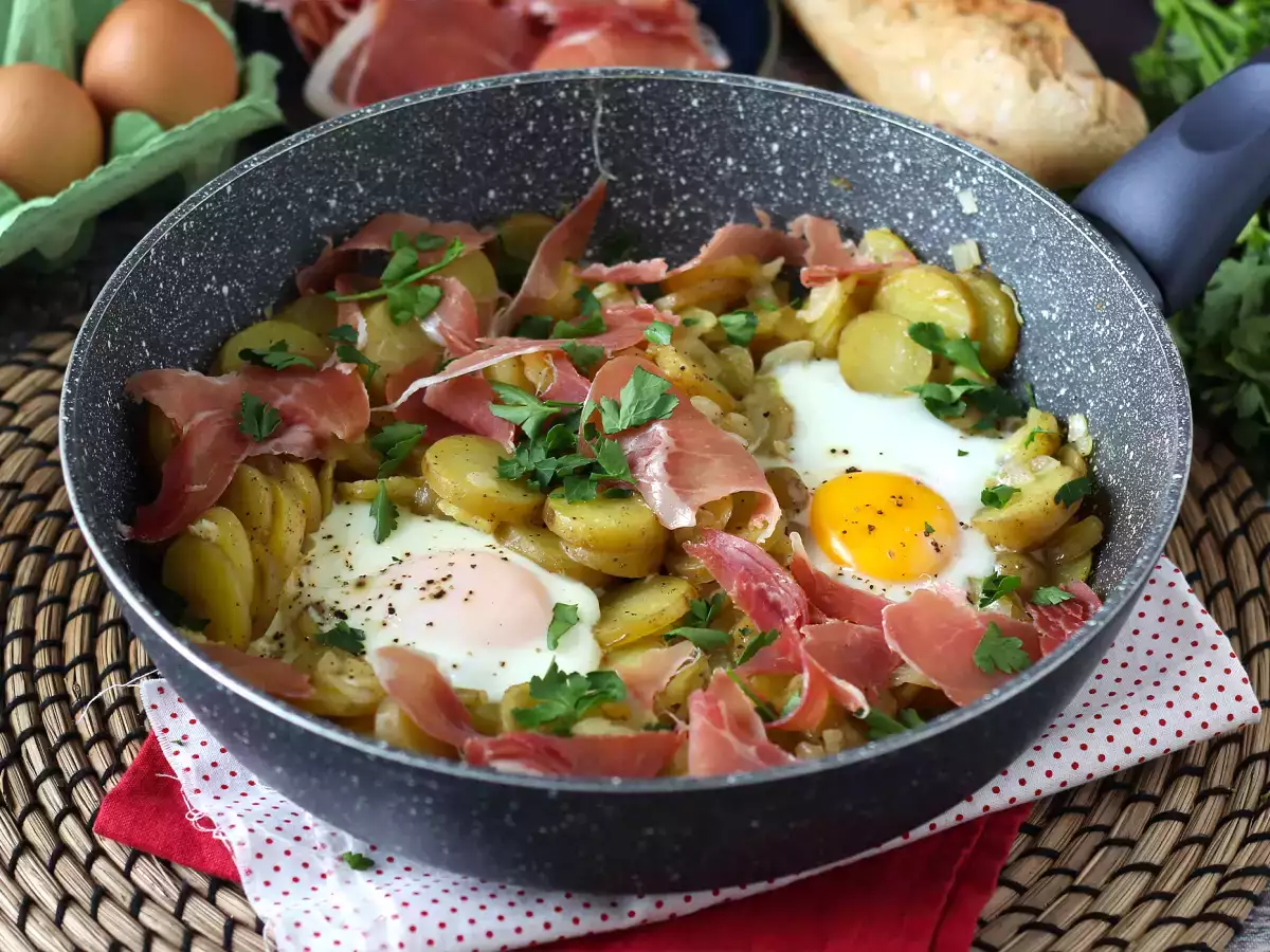 Recept Huevos rotos, izjemno enostaven španski recept na osnovi krompirja in jajc