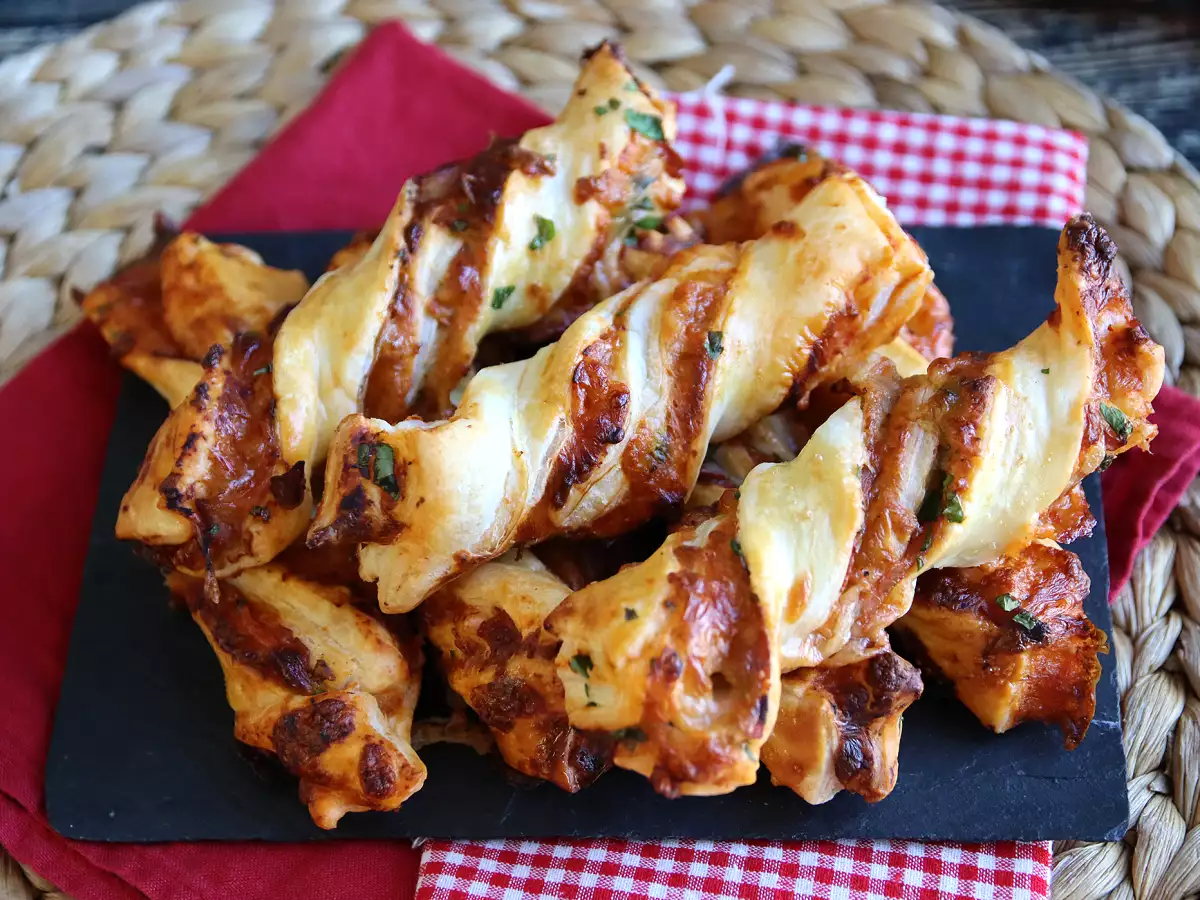 Recept Maxi zavitki iz listnatega testa (paradižnik, šunka, mocarela, peteršilj)