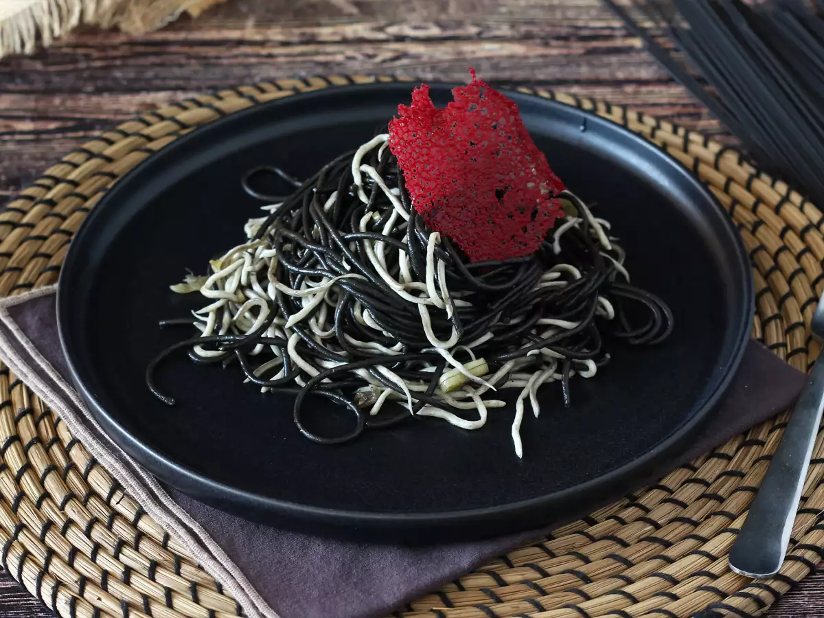 Recept Črni špageti s česnom in gulami (pasta al nero di seppia)