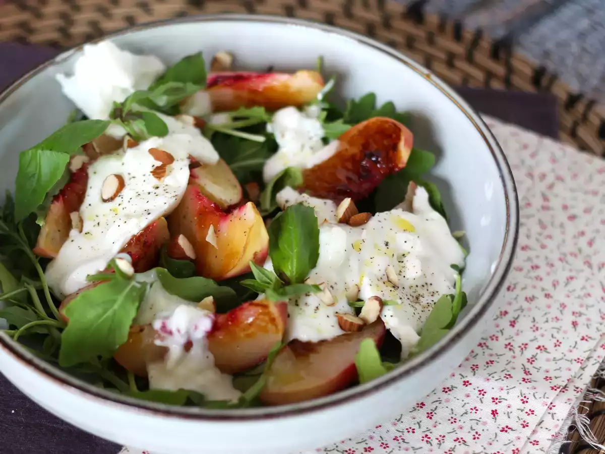 Recept Sladka in slana solata s pečenimi breskvami, rukolo in burrato (sladki poletni okusi)