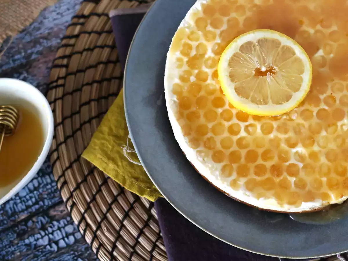 Recept Brez pečenja limoninega in medenega cheesecaka (tutorial za okraševanje torte)