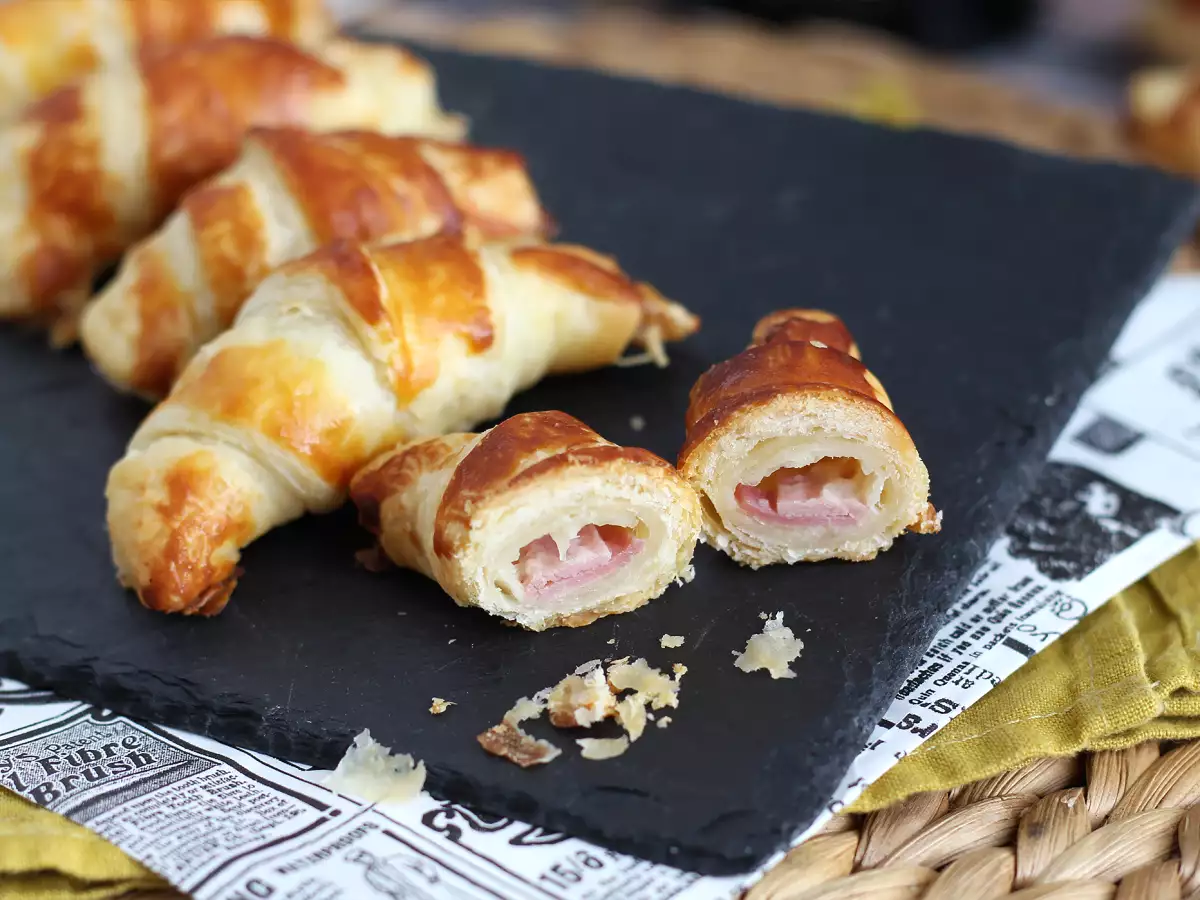 Recept Rogljički iz listnatega testa z bešamelom, šunko in sirom