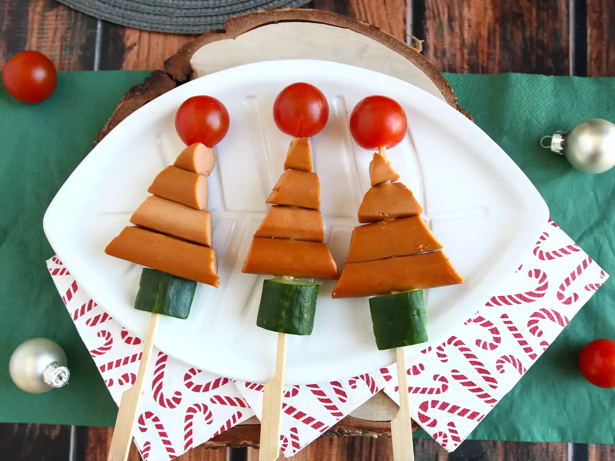 Recept Božična nabodala iz hrenovk knacki: hiter in preprost božični prigrizek!