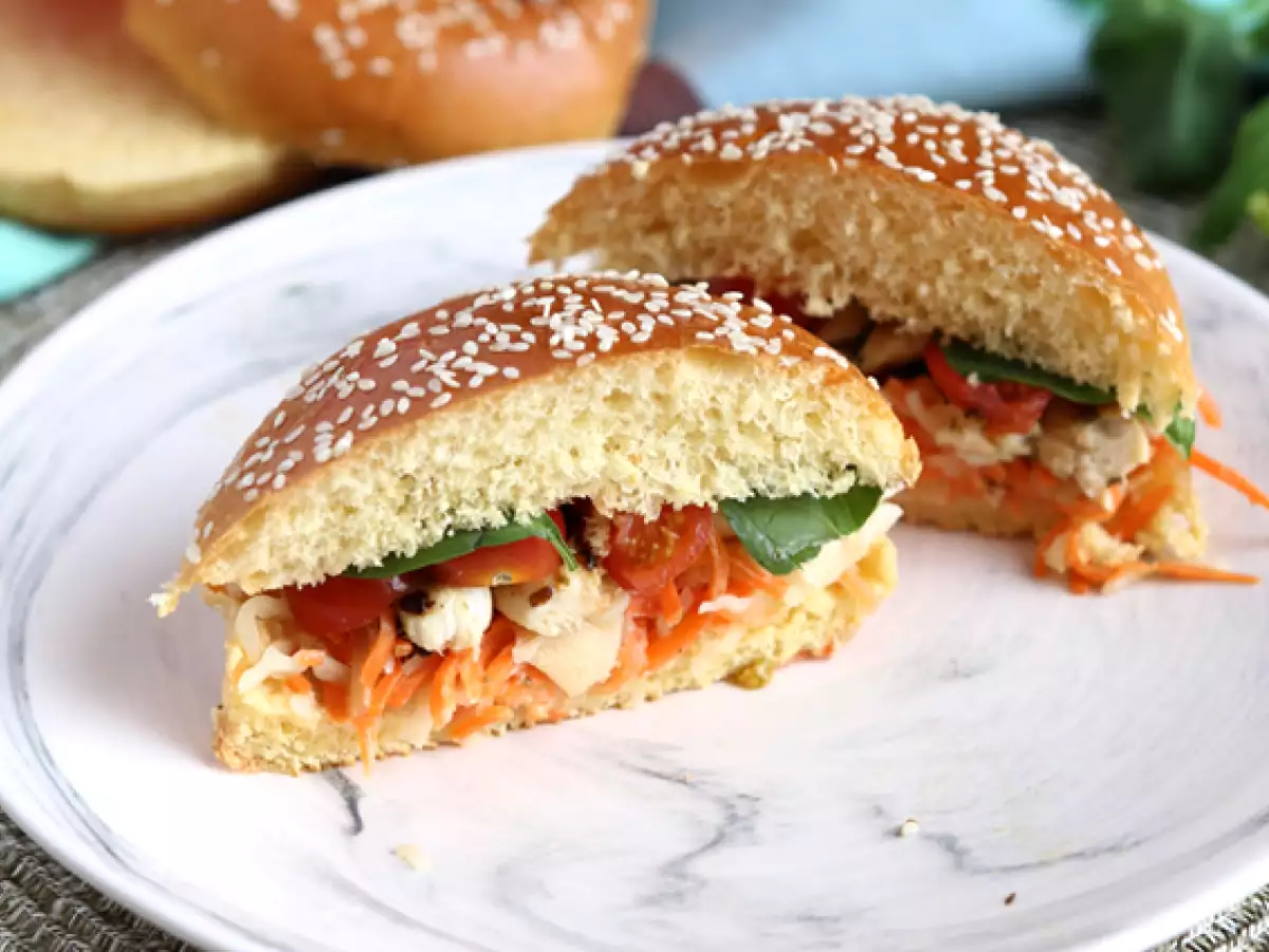 Recept Sendvič z mariniranim piščancem, solato coleslaw, paradižnikom in baziliko