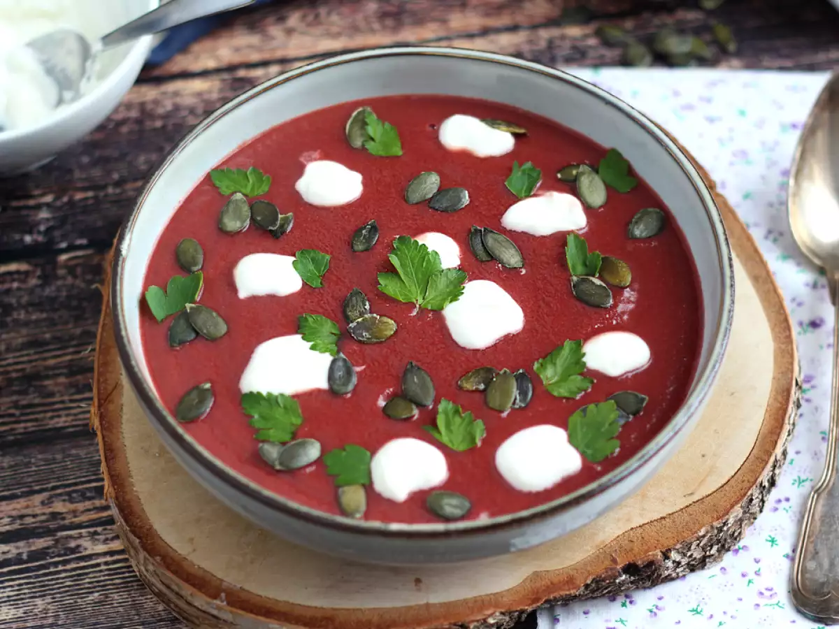 Recept Enostavna in barvita juha iz rdeče pese