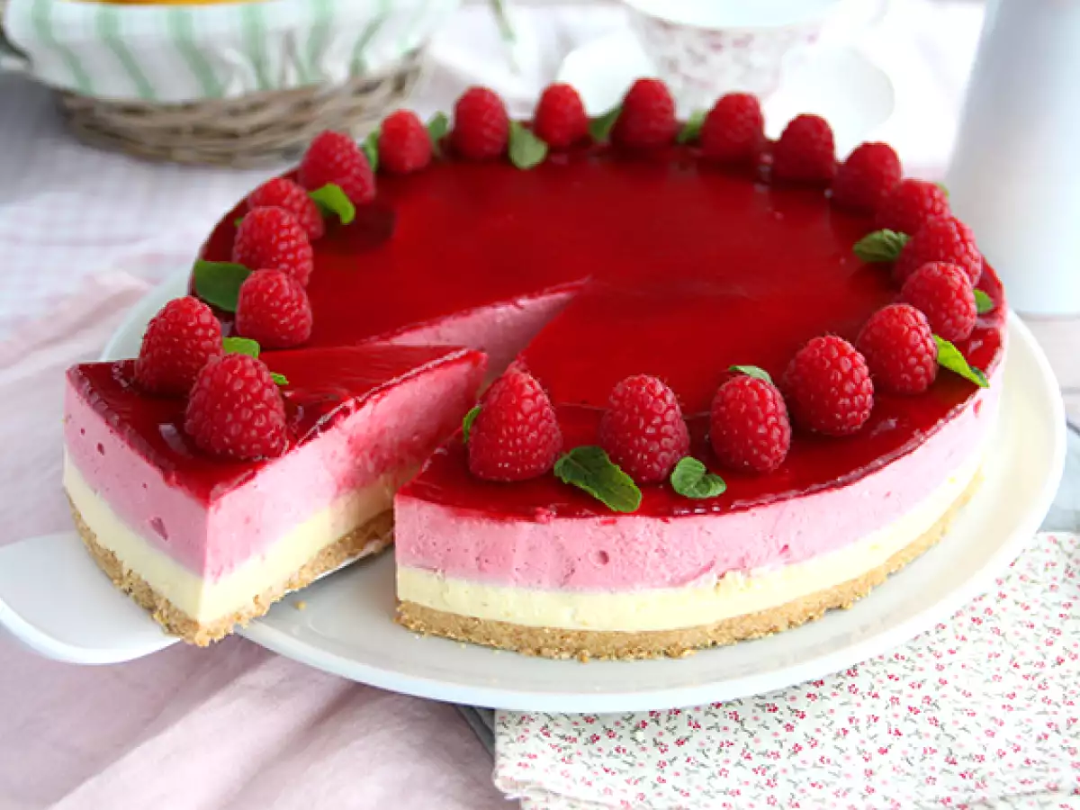 Recept Bela čokolada z malinami bavarois (koraki in video)