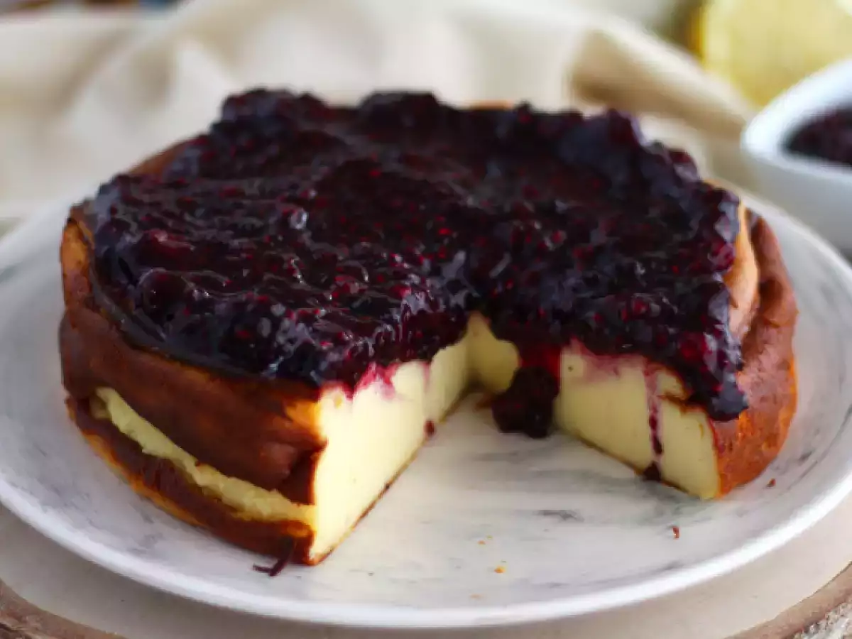 Recept Sirni kolač iz sladkega kondenziranega mleka s kompotom iz rdečega sadja