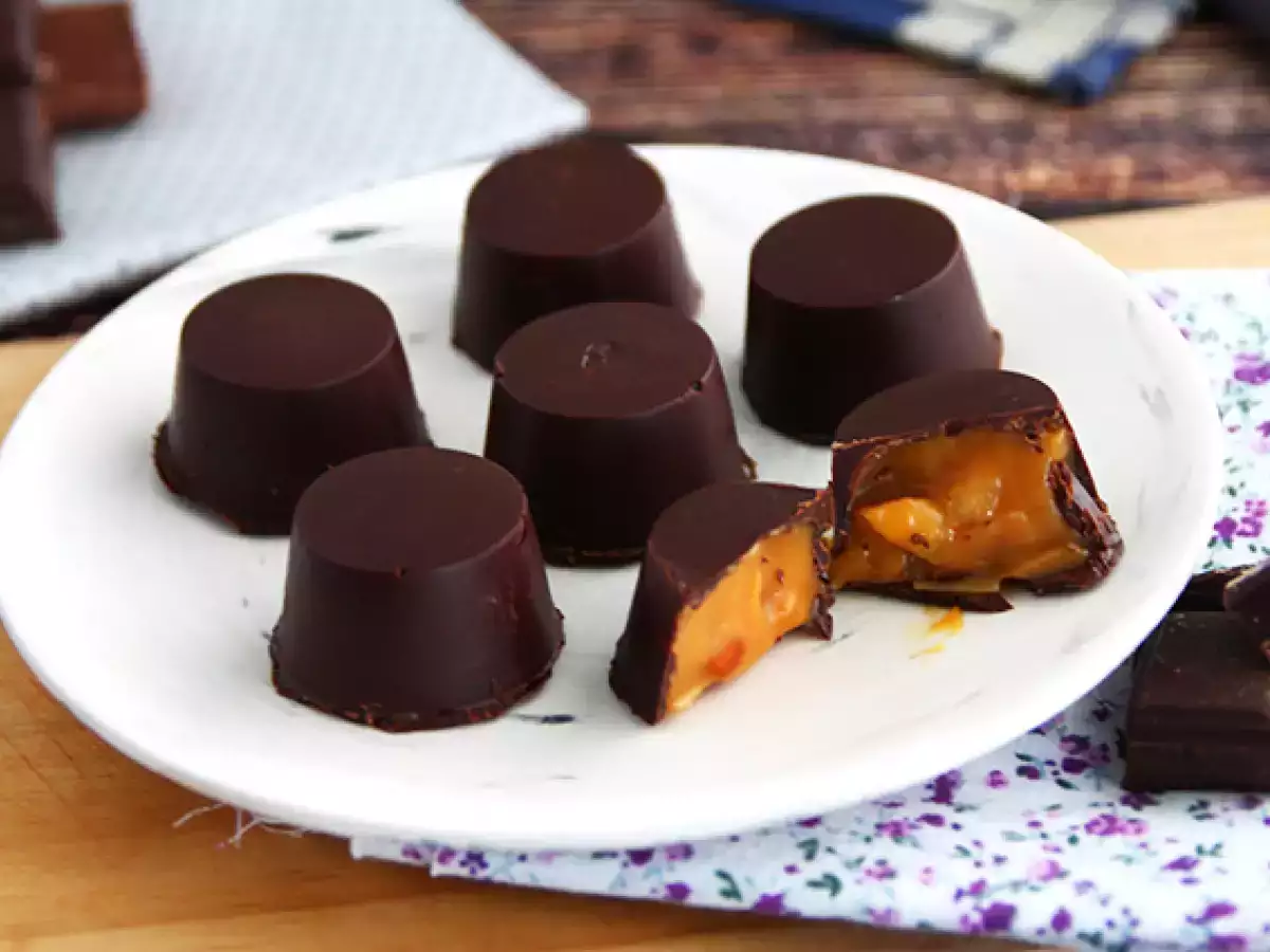Recept Čokoladice, polnjene s slano karamelo in mandlji