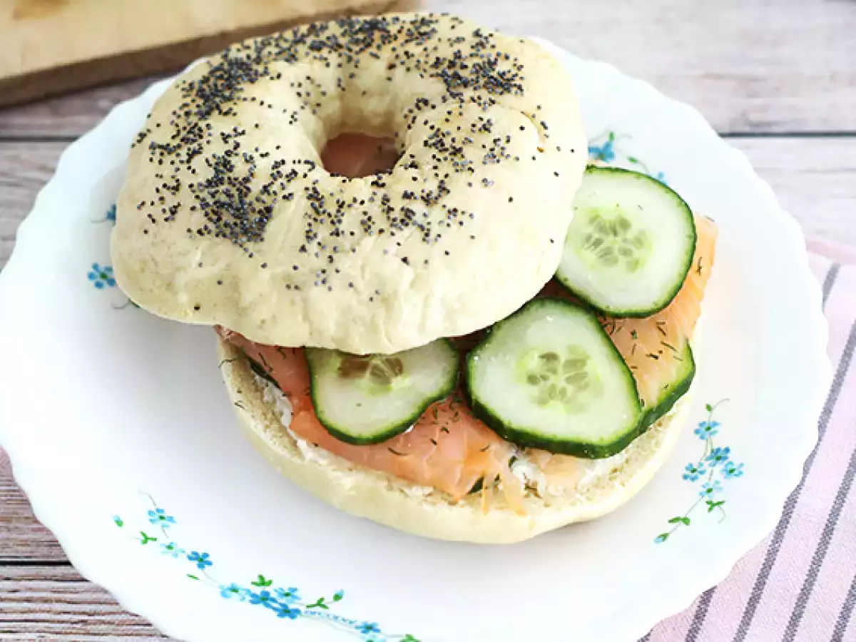 Recept Bagel z lososom, kumaricami in fromage frais