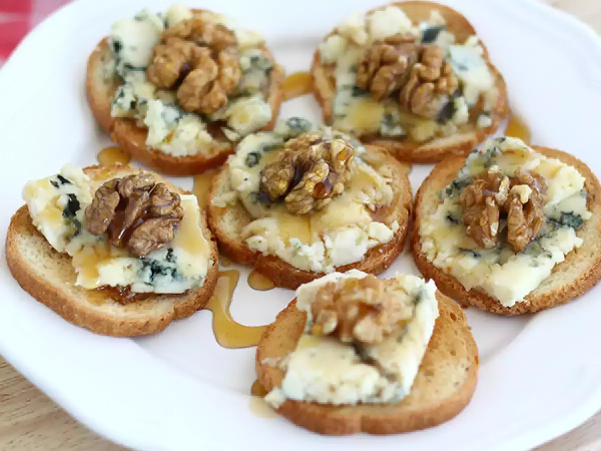 Recept Toast z roquefortom, orehi in medom