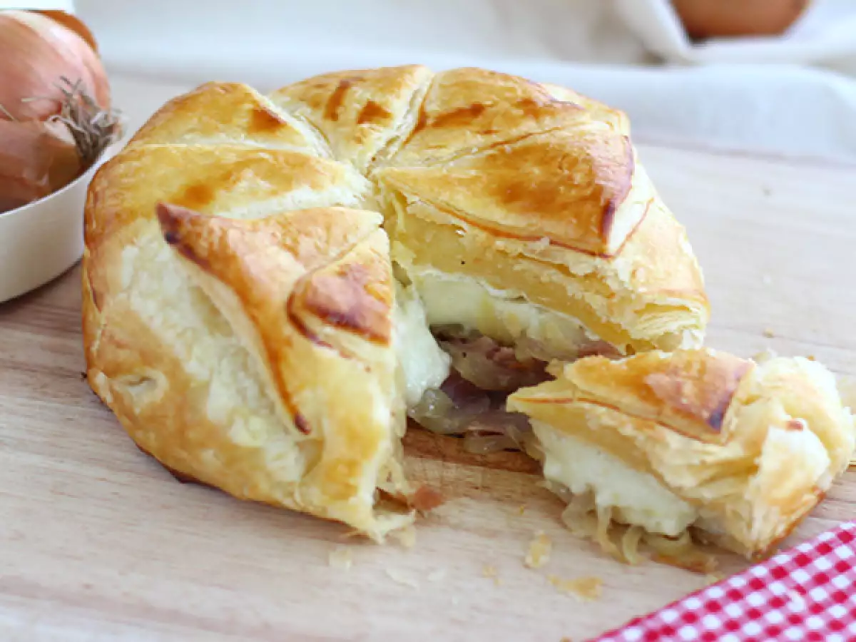 Recept Camembert v listnatem testu s pršutom in čebulo
