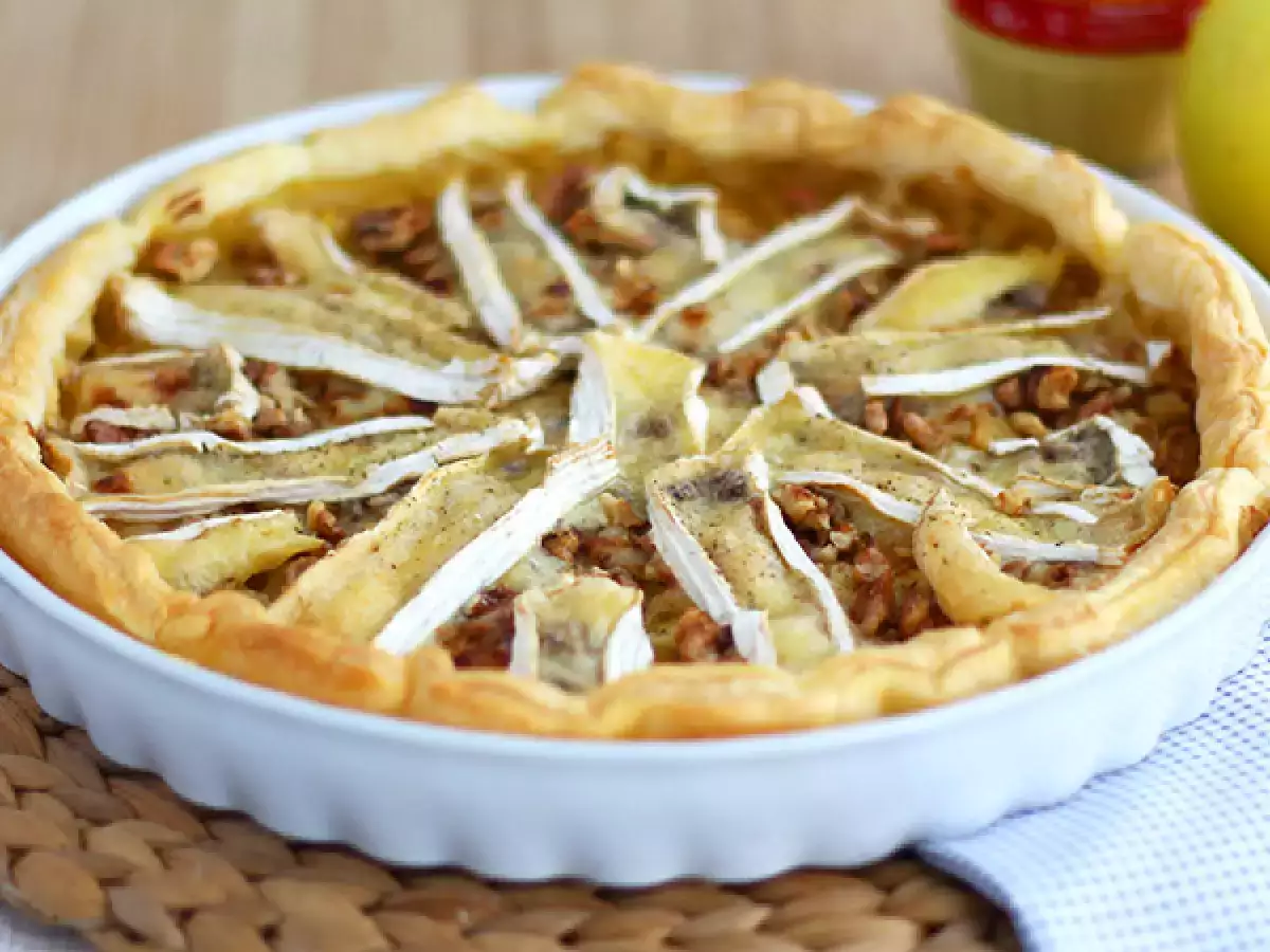 Recept Slana pita s camembertom in jabolki