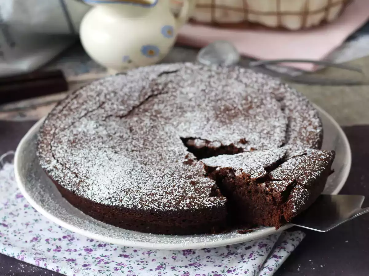 Recept Enostavna in vlažna čokoladna torta