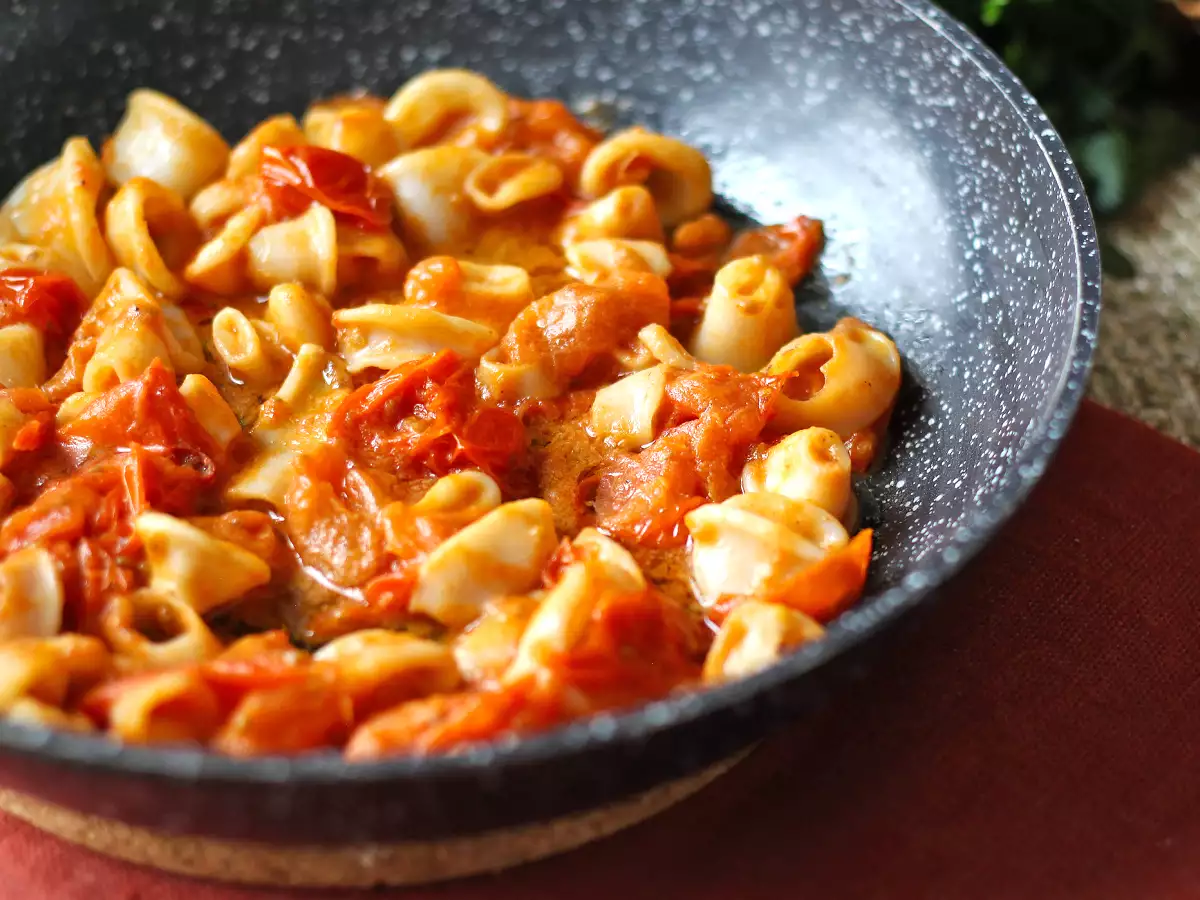 Recept Omako iz lignjev: odlična začimba za testenine