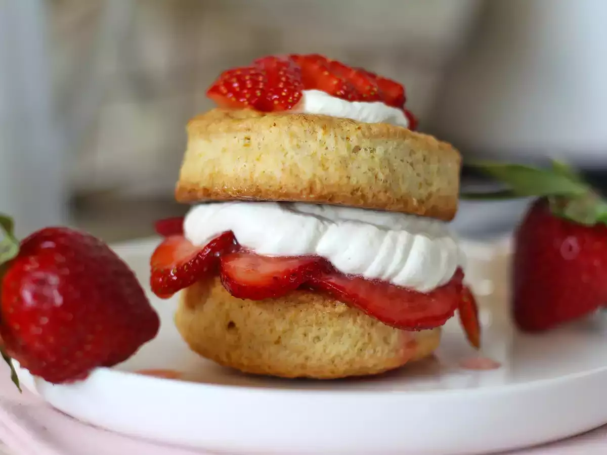Recept Jagodni kolač, ameriški kolač z jagodno kremo, ki nikoli ne propade.