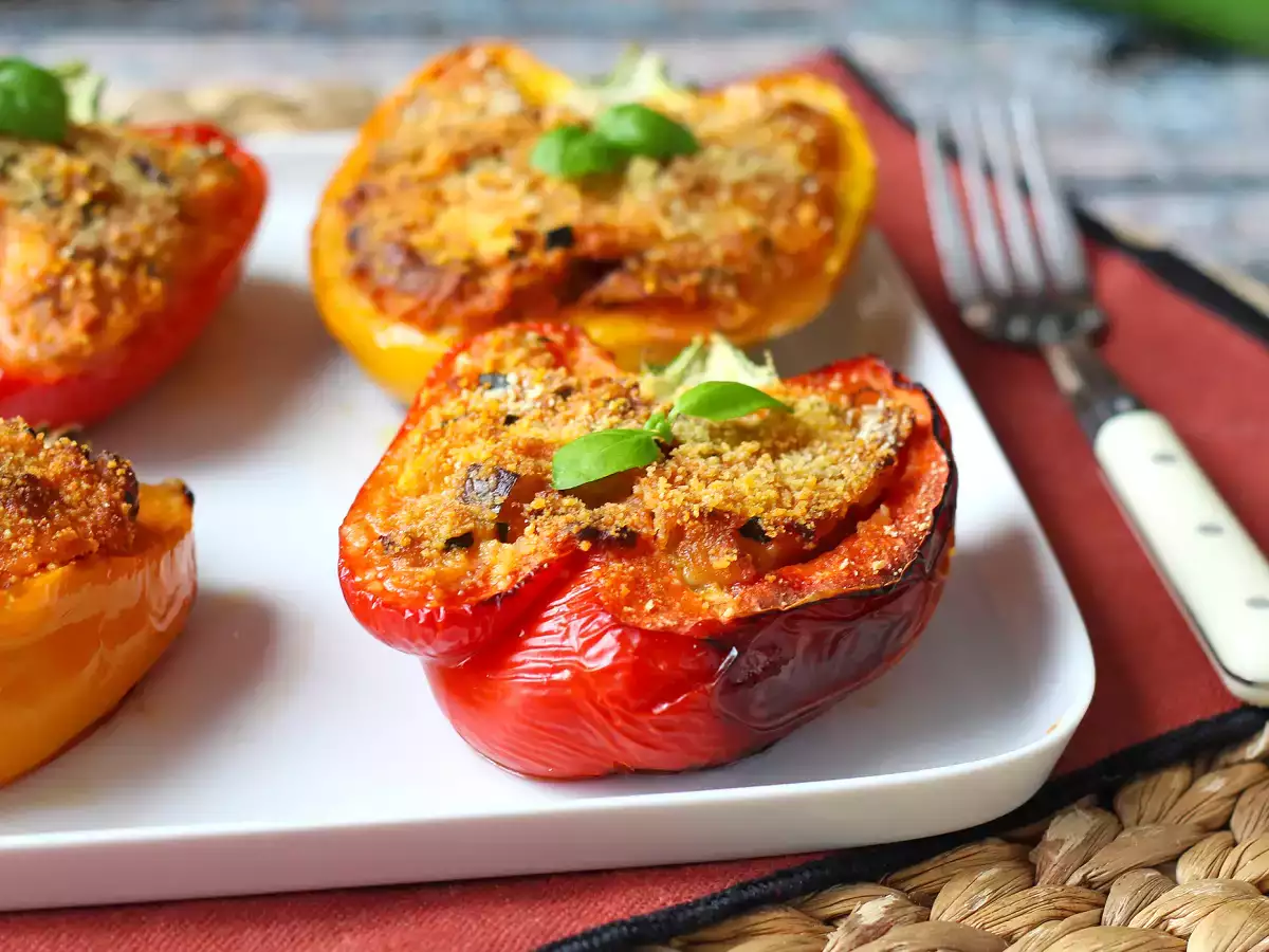 Recept Pečene vegetarijanske polnjene paprike: enostaven in okusen recept z zelenjavo in sirom mocarela