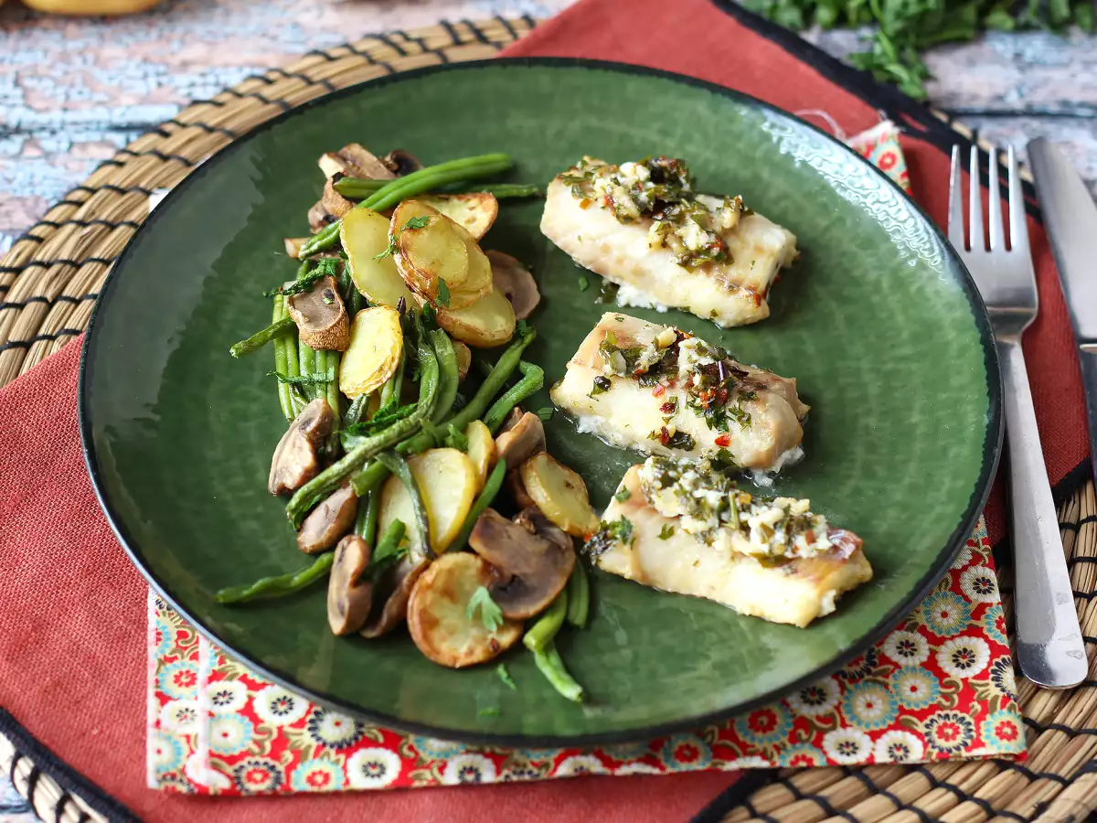 Recept Oslič iz cvrtnika na vroč zrak z omako iz belega vina, krompirjem in zelenjavo