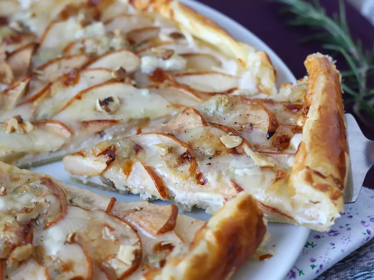 Recept Pita iz hrušk, gorgonzole in orehov: neustavljiva sladko-slana kombinacija