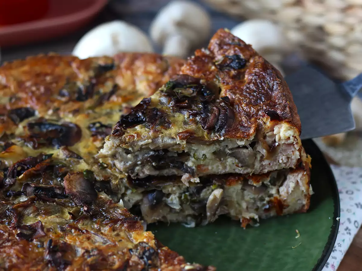 Recept Kiš brez testa z gobami, slanino in zrnatim sirom