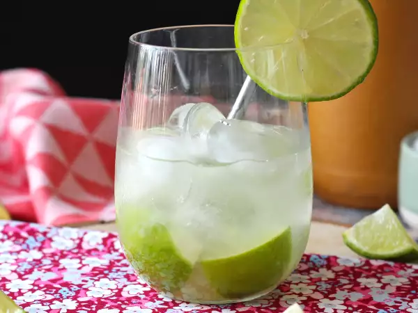 Recept Limonina caipirinha: brazilska pijača, ki jo je enostavno pripraviti brez šejkerja za koktajle