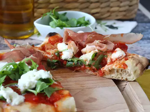 Recept Okusna pinsa, ki jo pripravite zelo hitro