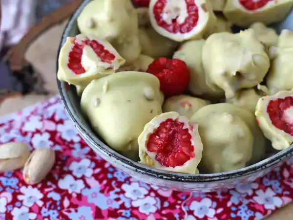 Recept Franui s pistacijami, slastnimi prevlečenimi malinami, taljenjem in hrustljavostjo.