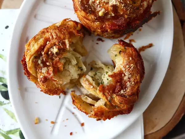 Recept Cruffini – kombinacija rogljička in mafina, tokrat v slani različici s parmezanom in mocarelo
