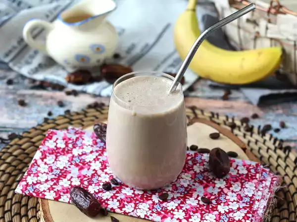Recept Kava in datljev smoothie za prebujanje!