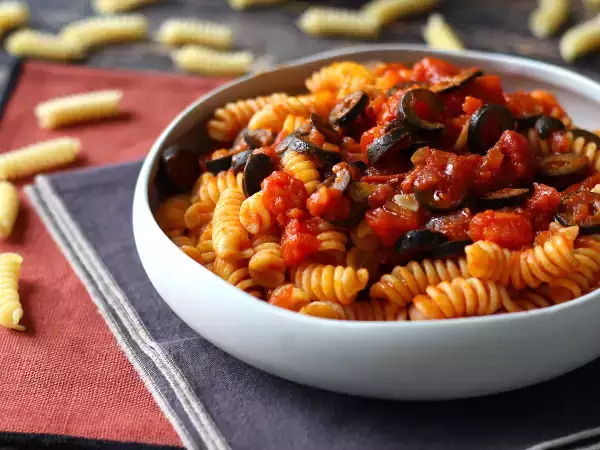Recept Testenine z oljčno omako: poceni, okusne in enostavne za pripravo!