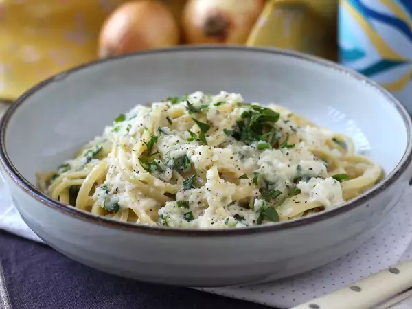 Recept Kremne čebulne testenine: okusna in zelo poceni prva jed!