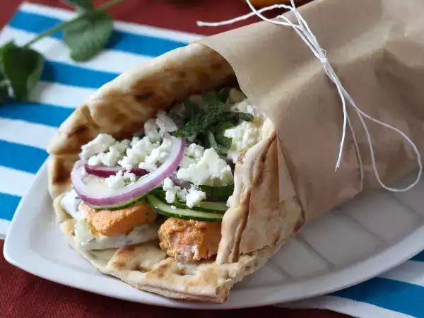Recept Gyros z lososom, popoln grški ribji sendvič za poletje!
