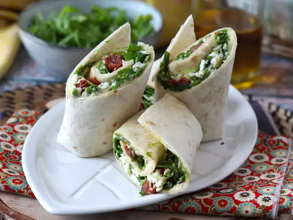 Recept Sredozemski zavitek, polnjen s humusom, rukolo, papriko in feto