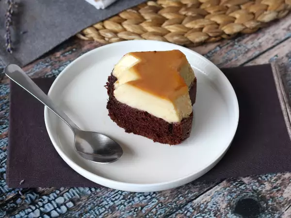 Recept Choco flan, popolna kombinacija vlažne čokoladne torte in vanilijevega karamelnega flana.