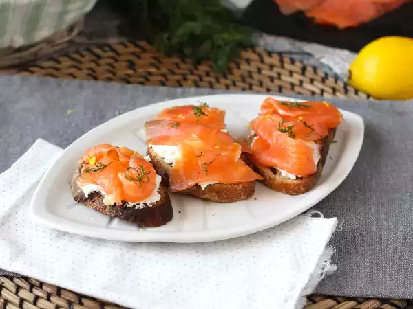 Recept Sveži kozji sir in dimljeni losos na toastu