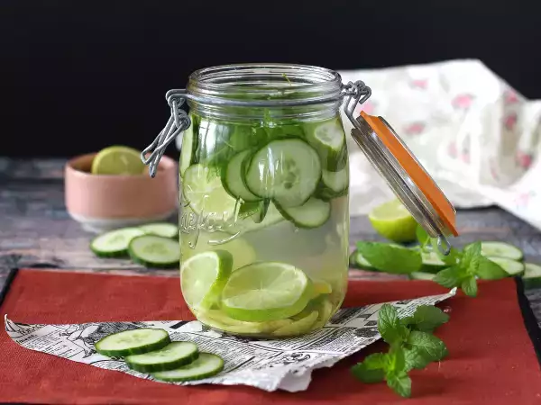 Recept Voda z okusom kumare, limete, mete in ingverja