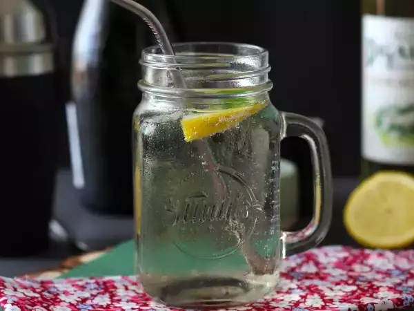 Recept Hugo spritz z bezgovim sirupom, svež in sladek koktajl