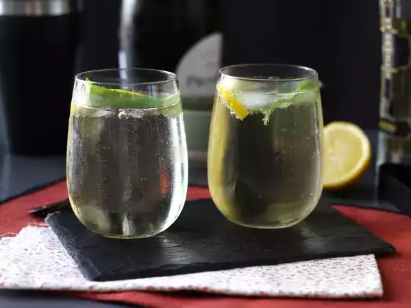 Recept Spritz st-germain z bezgovim likerjem, izjemno svež koktajl za poletje