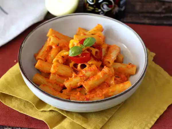 Recept Testenine s papriko in filadelfijo: kremne, hitre in okusne