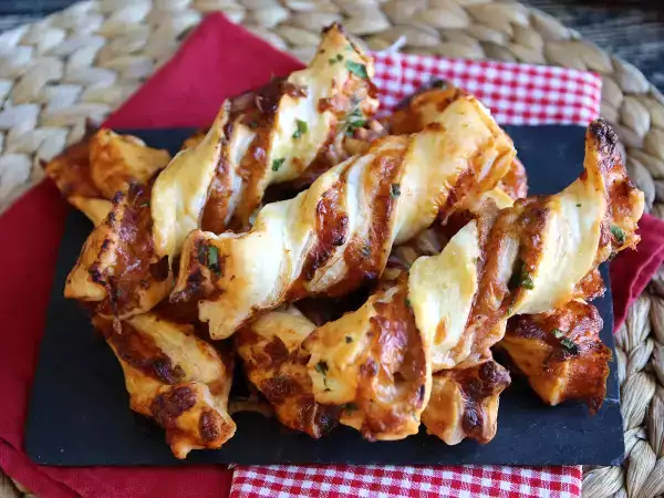 Recept Maxi zavitki iz listnatega testa (paradižnik, šunka, mocarela, peteršilj)