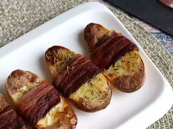 Recept Pečen krompir, zavit v dimljeno slanino