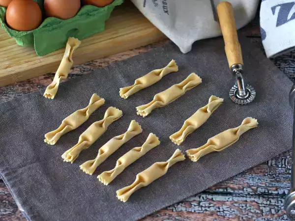 Recept Caramelle, ravioli v obliki bonbonov z nadevom iz buč in rikote